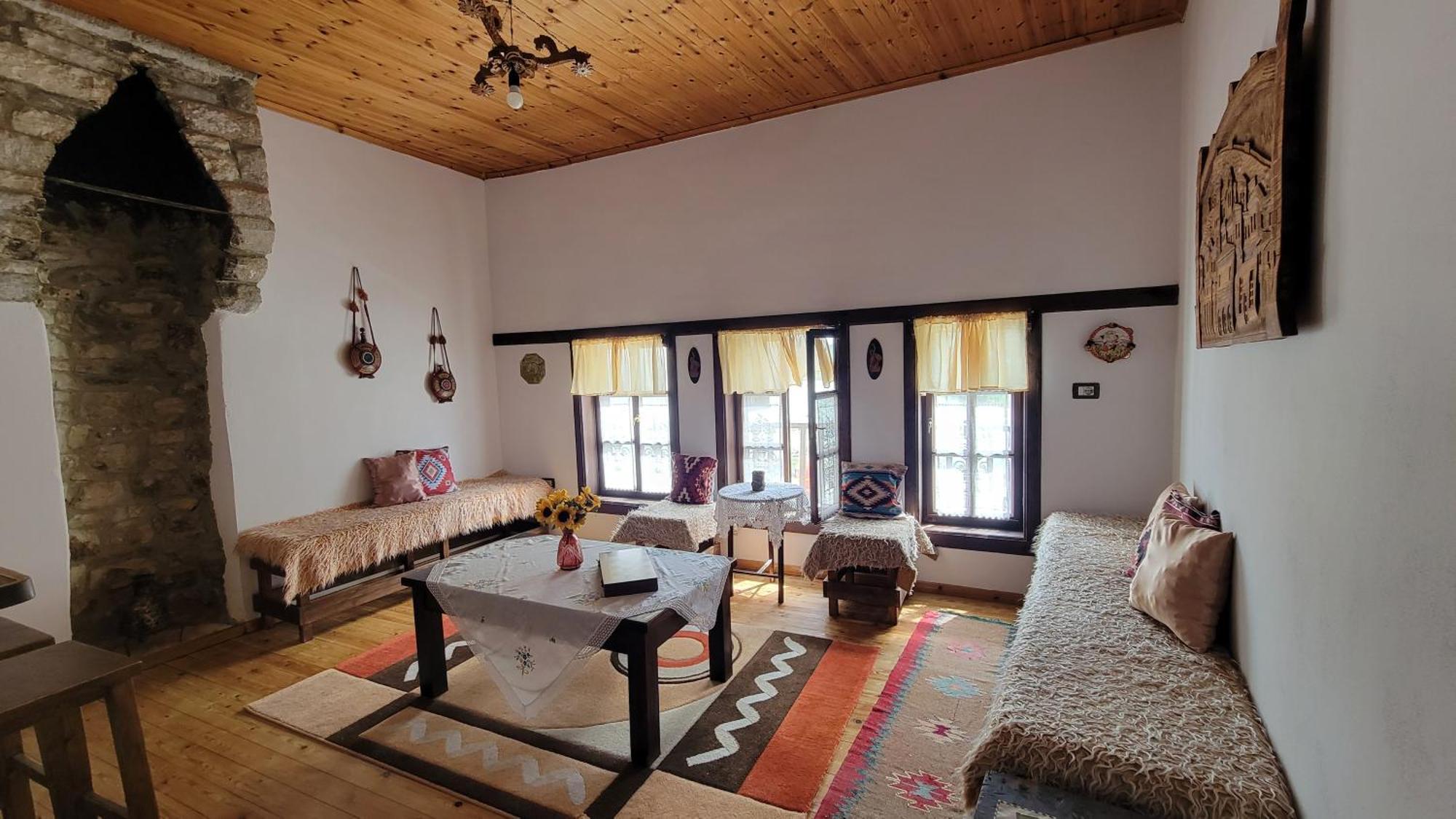 Guest House Mangalem Berat Eksteriør bilde