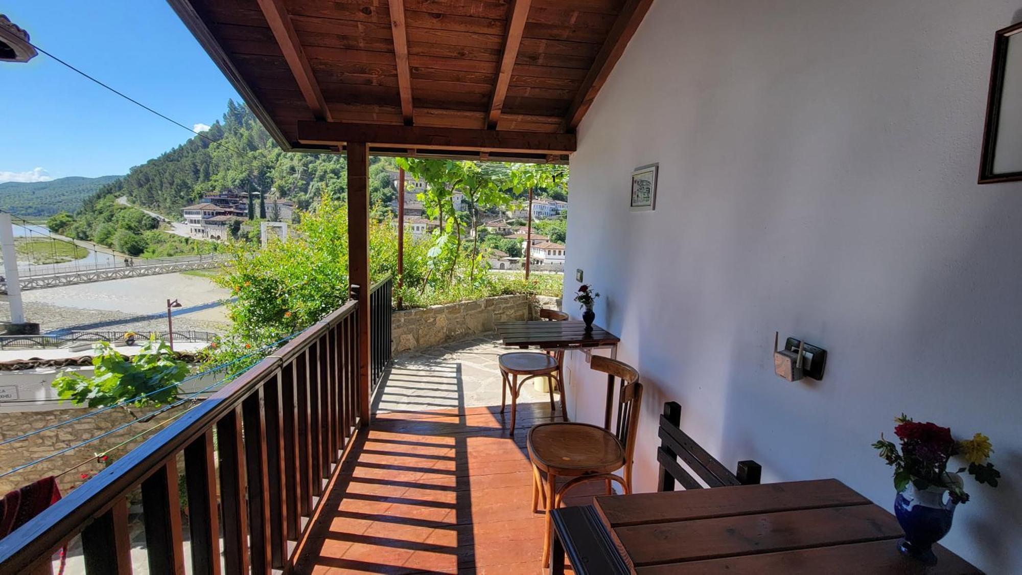 Guest House Mangalem Berat Eksteriør bilde