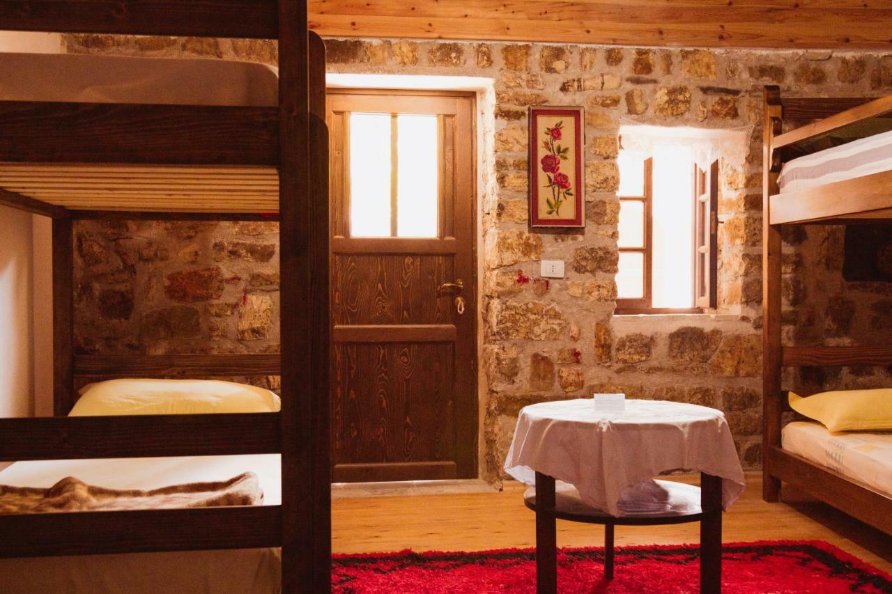 Guest House Mangalem Berat Eksteriør bilde